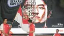 Rio Haryanto mencium bendera merah putih yang dipegang Menpora Imam Nahrawi sesaat setelah resmi diumumkan sebagai pebalap F1 bersama tim Manor Racing di kantor pusat Pertamina, Jakarta, Kamis (18/2/2016). (Bola.com/Vitalis Yogi Trisna)