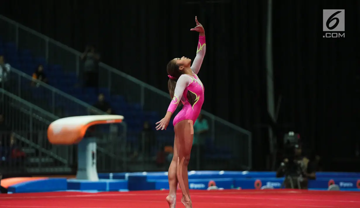 Pesenam putri Rifda Irfanaluthfi melakukan gerakan pada nomor lantai di SEA GAMES 2017 Kuala Lumpur, Rabu (23/8). Rifda memperoleh perunggu di nomor senam lantai dan medali emas pertama cabang senam di nomor balok keseimbangan (Liputan6.com/Faizal Fanani)