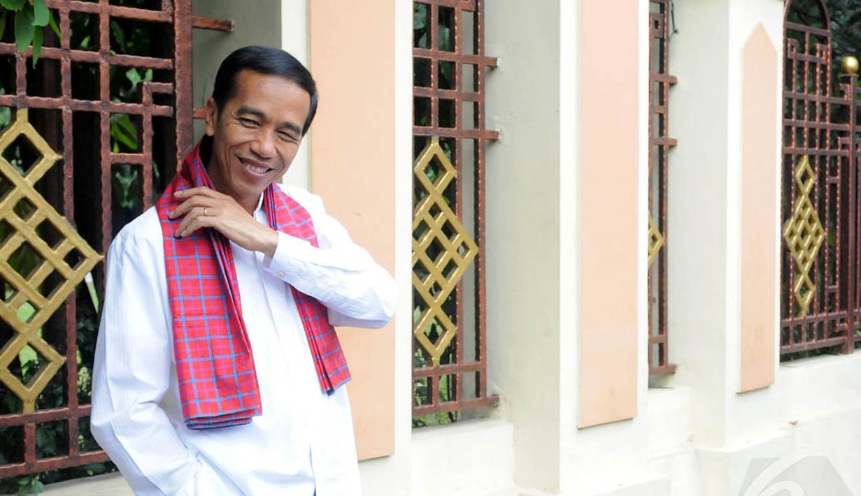 Presiden Terpilih Joko Widodo atau Jokowi usai menunaikan salat Jumat di Masjid Sunda Kelapa, Jakarta, Jumat (3/10/14). (Liputan6.com/Herman Zakharia)