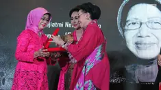 Ibunda Presiden Joko Widodo, Sudjiatmi Notomiharjo (kiri) saat menerima penghargaan Perempuan Tangguh Award 2018 dari Ketua Dewan Penasehat Perempuan PERTIWI, Mooryati Soedibyo di Rumah Pertiwi, Jakarta, Sabtu (22/12). (Liputan6.com/Helmi Fithriansyah)