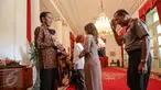 Presiden Jokowi (kiri) menerima Kapolri Jenderal Pol. Badrodin Haiti (kanan) saat halal bihalal di Istana Negara, Jakarta, Rabu (22/7). Acara tersebut dihadiri sejumlah menteri kabinet kerja dan pimpinan lembaga negara. (Liputan6.com/Faizal Fanani)