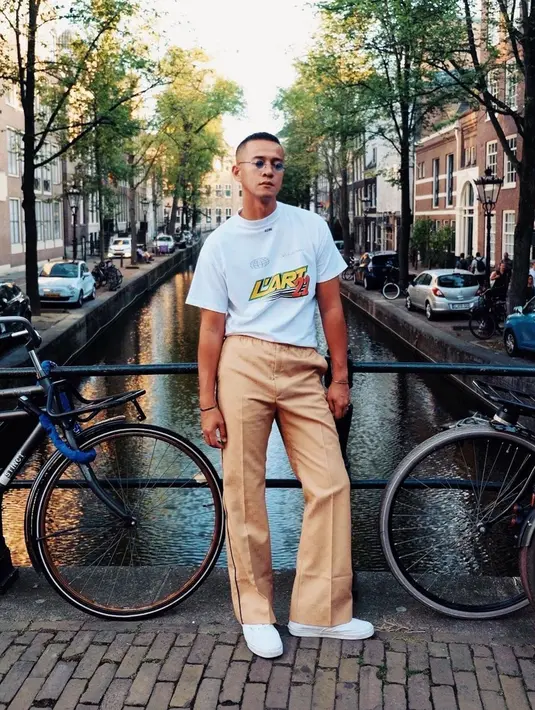 Gaya kasual Herjunot Ali satu ini juga bisa dijadikan sebagai inspirasi. Kacamata bulat yang digunakan olehnya ini pun terlihat begitu stylish. (Liputan6.com/IG/@herjunotali.studio)