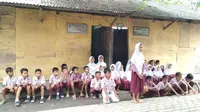 Siswa SDN Sadah meminta bantuan pemerintah untuk merenovasi sekolahnya. Foto: (Yandhi Deslatama/Liputan6.com)
