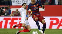 Gelandang Sevilla, Ever Banega (kiri), saat berusaha menekel striker Barcelona, Neymar, pada laga final Copa del Rey 2016 (22/5/2016), di Stadion Vicente Calderon. Banega memiliki klub baru musim depan.  (Reuters/Juan Medina)