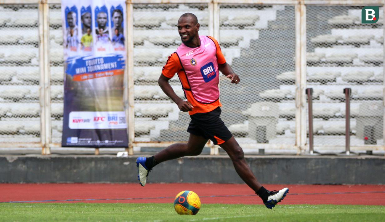 Legenda sepak bola Prancis, Eric Abidal bermain pada acara puncak BRImo Future Garuda yang bertajuk FOURFEO Mini Tournament di Stadion Madya, Jakarta, Kamis (01/06/2023). (Bola.com/Bagaskara Lazuardi)