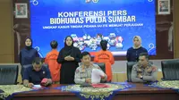 Dua orang selebgram kembar asal Kabupaten Tanah Datar, Sumatera Barat inisial RSL (24) dan MSL (24) diamankan polisi karena diduga mempromosikan situs judi online. (Liputan6.com/ Dok Polda Sumbar)