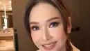 Kali ini, wajah musisi 47 tahun itu dirias oleh MUA Dean Sadudin dengan riasan bergaya soft glam look. [@dean_818/maiaestiantyreal]
