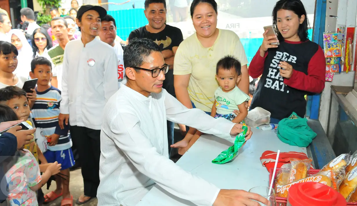 Cawagub DKI Jakarta, Sandiaga Uno beristirahat di salah satu warung milik warga di kawasan Tendean, Jakarta, Sabtu (5/11). Di kawasan itu, Sandiaga berjanji akan memberdayakan ibu-ibu melalui pembukaan lapangan kerja. (Liputan6.com/Angga Yuniar)