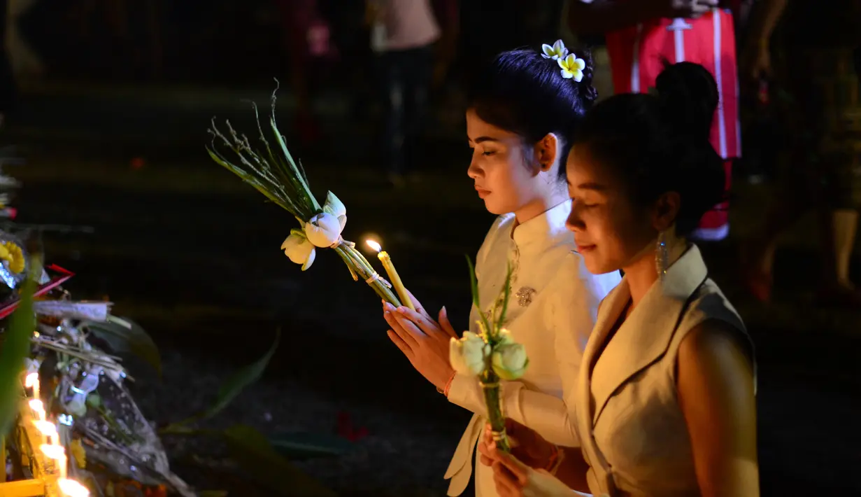 Dua wanita laos berdoa di depan Stupa That Luang di Vientiane, Laos, pada 3 November 2017. Vientiane secara bertahap tumbuh menjadi kota yang makmur. (Xinhua/Alan Liu)