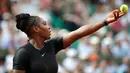 Serena Williams bersiap memukul bola saat melawan petenis ari Ceko Krystina Pliskova dalam turnamen tenis Perancis Terbuka di stadion Roland Garros di Paris, Prancis (29/5). Pada laga ini Serena menang dua set langsung. (AP / Alessandra Tarantino)