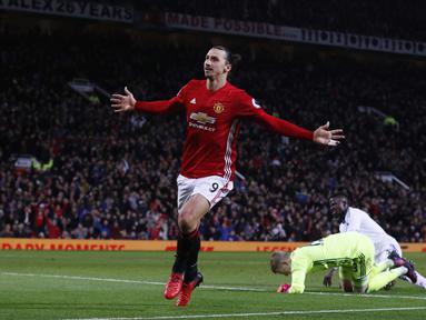 Striker Manchester United, Zlatan Ibrahimovic merayakan gol ke gawang Sunderland pada laga Premier League di Stadion Old Trafford, (26/12/2016). Ibrahimovic resmi kembali perkuat Manchester United. (Reuters/Phil Noble)