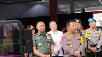 Panglima TNI Jenderal Agus Subiyanto bersama Kapolri Jenderal Listyo Sigit Prabowo meninjau Posko Operasi Tribrata Jaya 2024 jelang Misa Paus Fransiskus di Stadion Utama Gelora Bung Karno (GBK), Jakarta. (Liputan6.com/Ady Anugrahadi)