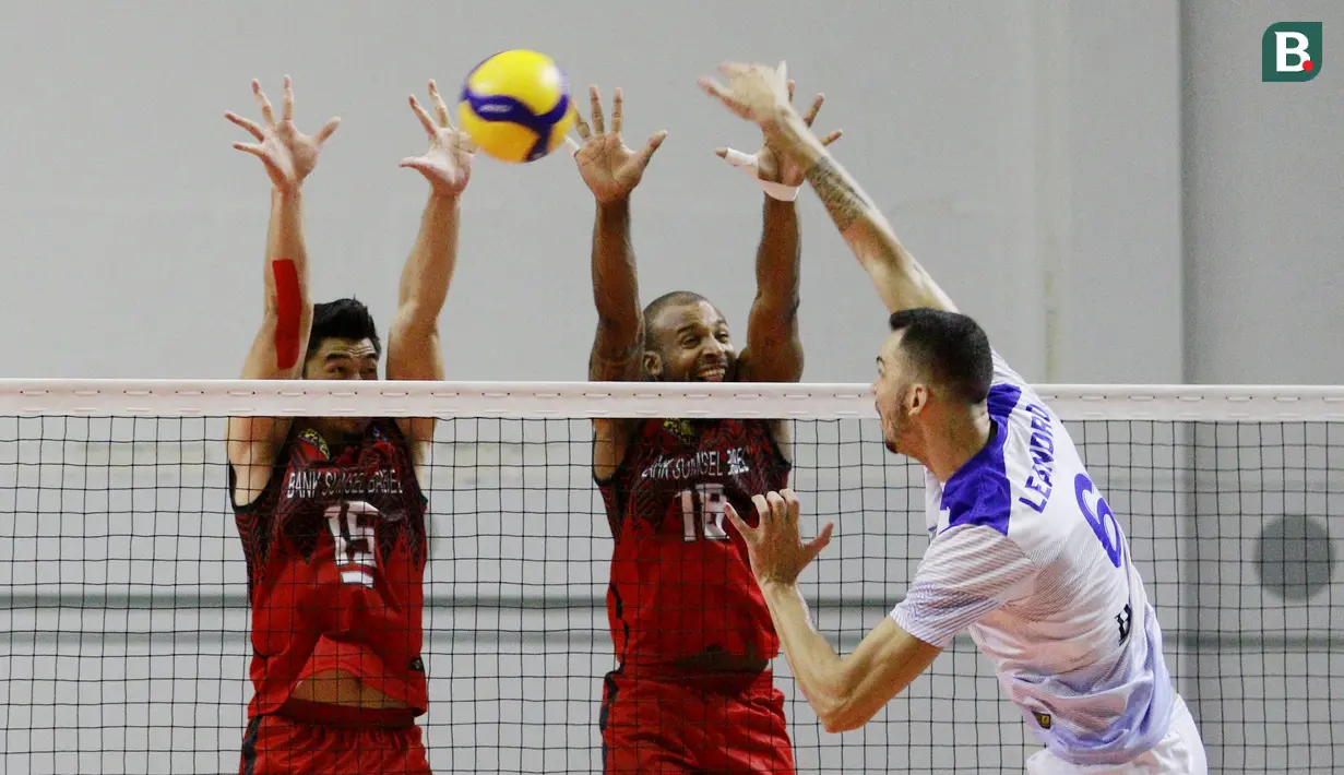 Pemain Palembang Bank Sumsel Babel, Gunawan Saputra (Kiri) dan Caio Alexandre berusaha memblok bola smes pemain Bogor LavAni, Leandro pada laga PLN Mobile Proliga 2022 di Padepokan Voli Jenderal Polisi Kunarto, Sentul, Sabtu (29/1/2022). (Bola.com/M Iqbal Ichsan)