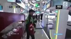 Aksi romantis seorang driver ojek online melamar kekasihnya yang sedang bekerja viral di media sosial.