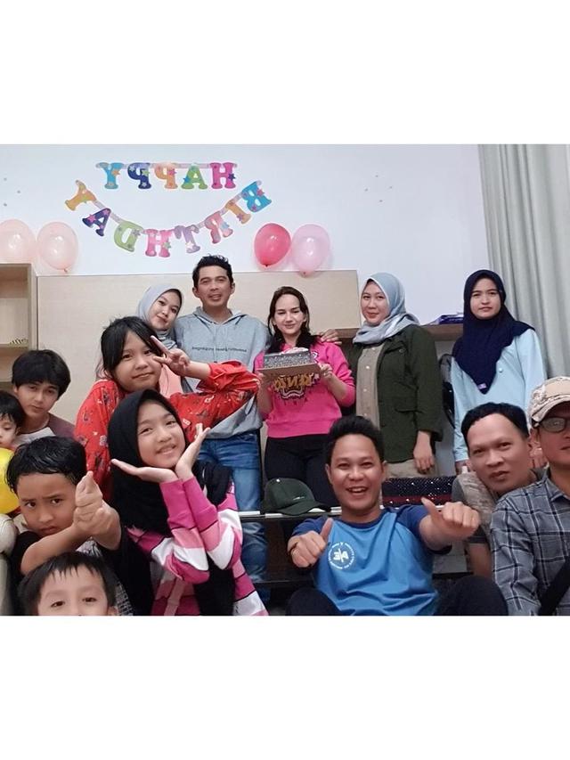 Diberi Kejutan Suami Dan Anak Sambung Ini 6 Momen Perayaan Ultah Angelica Simperler Hot Liputan6 Com