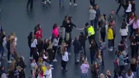 Aksi polisi Manchester yang tengah menari bersama beberapa gadis saat konser amal ledakan Manchester sedang berlangsung (twitter.com/@xemiloux24)