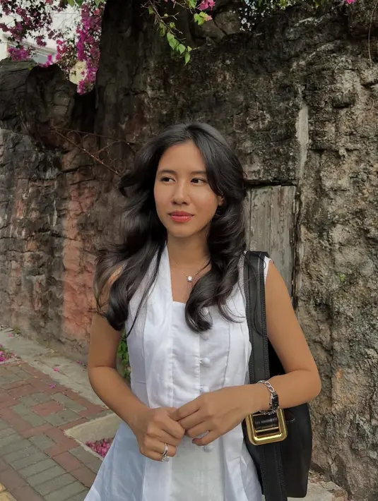 Untuk atasan, Shenina memilih mengenakan kebaya kutu baru putih model sleeveless. Membuat tampilannya elegan santai.  [@sheninacinnamon]