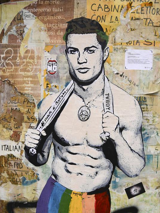 Sebuah mural dengan gambar bintang Juventus, Cristiano Ronaldo, yang terdapat di Milan, Senin (19/3). Mural berjudul Cristiano's Secret ini karya seniman Italia, TvBoy. (AFP/Miguel Medina)