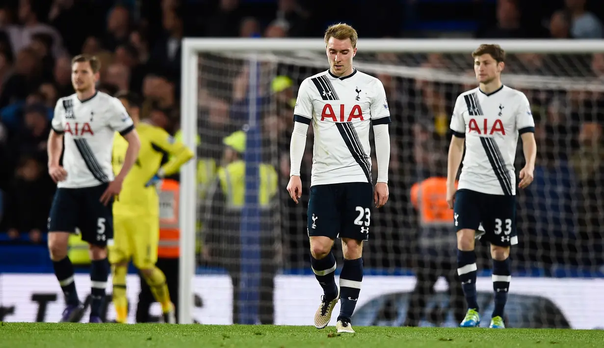 Para pemain Tottenham tertunduk lesu usai timnya bermain imbang dengan Chelsea pada lanjutan liga Inggris  di Stamford Bridge, London, (3/5). Chelsea bermain imbang dengan Tottenham dengan skor 2-2. (Reuters/Dylan Martinez)
