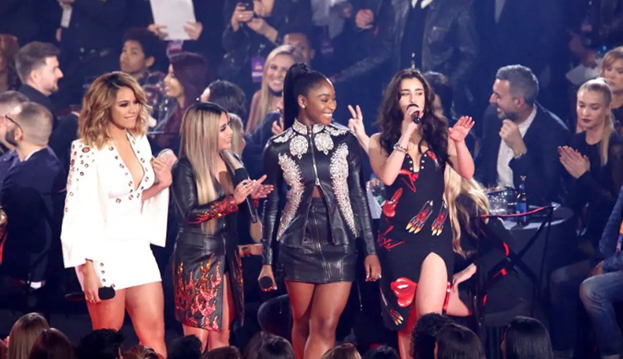 Tertulis di akun Twitter tersebut, pemenang untuk best Music Video bukan Zayn Malik, melainkan Fifth Harmony untuk video klipnya yang berjudul Work From Home. (AFP/Bintang.com)