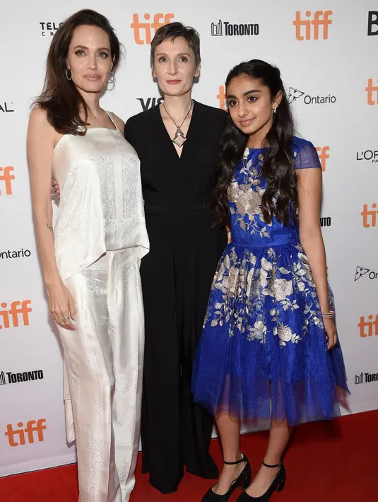 Angelina Jolie foto bersama sutradara Nora Twomey dan Saara Chaudry saat menghadiri pemutaran "The Breadwinner" selama Festival Film Internasional Toronto 2017 di Winter Garden Theatre di Toronto, Kanada (10/9). (Photo by Evan Agostini/Invision/AP)