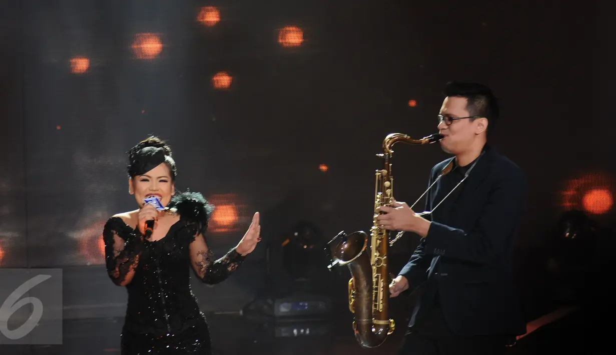 Weni (kiri) berduet dengan pemain saxophone saat konser kemenangan D'Academy Asia 2 di Studio 5 Indosiar, Jakarta, Kamis (29/12). Weni berhasil unggul atas dua finalis lainnya, Rani dan Irsya ditempat ketiga. (Liputan6.com/Helmi Fithriansyah)