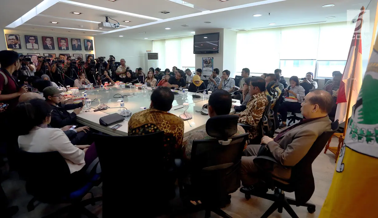 Suasasan saat Fraksi Partai Golkar memberikan keterangan pers di Kompleks Parlemen, Senayan, Jakarta, Selasa (5/12). Dalam keterangan itu juga menegaskan nasib Ketua Umum Setya Novanto ditentukan setelah praperadilan selesai. (Liputan6.com/JohanTallo)