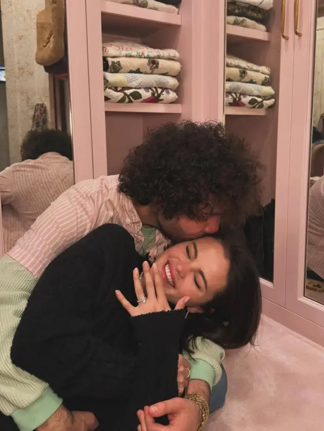 Selena Gomez Dilamar Sang Kekasih Benny Blanco. [@selenagomez]