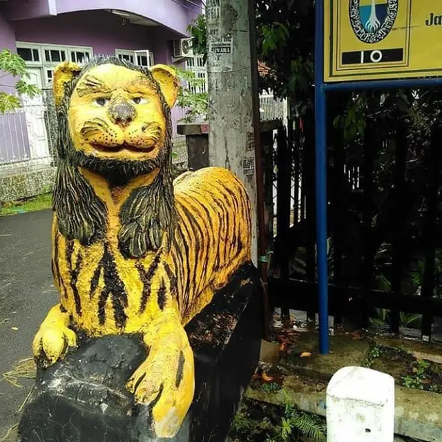 7 Patung Ini Bentuknya Nyeleneh, Tak Mirip Asli Malah Bikin Ngakak