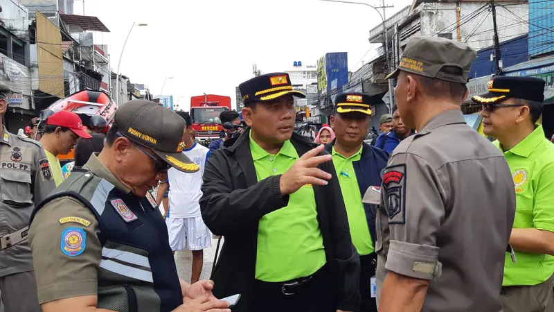 Kepala Satpol PP DKI Jakarta Arifin Tinjau lokasi banjir di Kampung Pulo