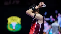 Pebulu tangkis tunggal putra Indonesia, Jonatan Christie menyeka keringatnya dalam laga 32 besar Indonesia Open 2025 saat melawan wakil Singapura, Jia Heng Jason Teh di Istora Senayan, Jakarta, Selasa (03/06/2025). (Bola.com/Bagaskara Lazuardi)