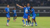 Para pemain Persib Bandung merayakan gol yang dicetak David Da Silva ke gawang Persita Tangerang dalam lanjutan BRI Liga 1 2023/2024, Minggu (1/10/2023) malam WIB. (Bola.com/Erwin Snaz)