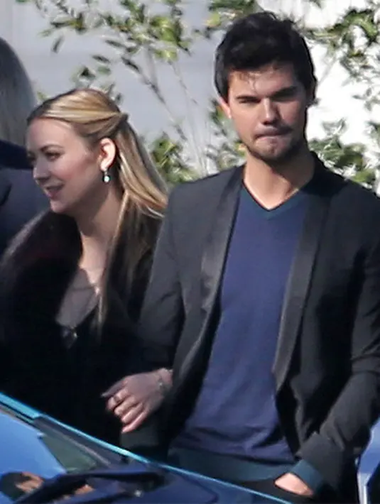 Iring-iringan mobil pelayat pun antri memasuki lokasi pemakaman Forest Lawn Memorial-Parks mengikuti mobil jenazah yang membawa Carrie dan Debbie. Beberapa aktor dan aktris turut hadir ingin memberikan penghormatan terakhirnya. (doc.hollywoodlife.com)