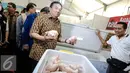 Mendag, Rachmat Gobel meninjau salah satu stan saat membuka pasar murah di Kemendag, Jakarta, Kamis, (25/6/2015). Pasar murah yang diadakan hingga 10 Juli menyediakan berbagai barang untuk kebutuhan mikro menengah. (Liputan6.com/Faizal Fanani)