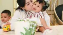 Menghiasi rambut pendeknya, Baby Lily mengenakan jepit rambut ribbon velvet hijau army [@raffinagita1717]