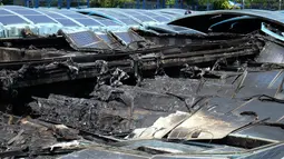 Kondisi panel surya yang hangus terbakar di sebuah taman air, Taipei, Taiwan, Kamis (28/7). Panel surya seluas 400 meter persegi ini terbakar akibat korsleting listirik yang dipicu oleh gelombang panas. (AFP PHOTO/SAM YEH)