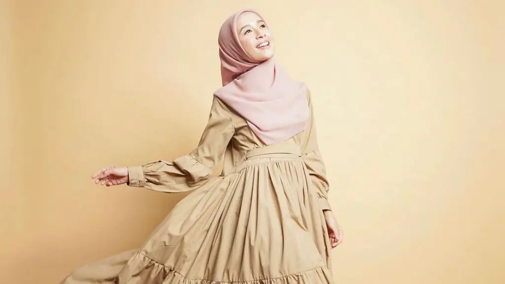 Gamis berbahan katun dengan detail ruffle dan ikat pinggang akan membuatmu tampil memesona. (instagram/laudyacynthiabella)