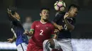 Bek Timnas Indonesia, Beny Wahyudi, duel udara dengan pemain Kamboja pada laga persahabatan di Stadion Patriot, Bekasi, Rabu (4/10/2017). Indonesia menang 3-1 atas Kamboja. (Bola.com/Vitalis Yogi Trisna)