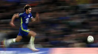 Pemain Chelsea Marcos Alonso berlari mengejar bola saat melawan Southampton pada pertandingan Piala Liga Inggris di Stadion Stamford Bridge, London, Inggris, 26 Oktober 2021. Chelsea menang adu penalti dengan skor 4-3 (1-1). (AP Photo/Ian Walton)