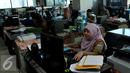 Sejumlah Pegawai Negeri Sipil (PNS) melakukan aktivitas di kantor Balai Kota DKI, Jakarta, Rabu (22/7/2015). Hari ini adalah hari pertama masuk kerja di lingkungan Pemerintah Daerah Jakarta pasca cuti bersama Idul Fitri 1436H. (Liputan6.com/Johan Tallo)