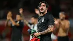 Pemain Newcastle, Sandro Tonali menyapa para penggemernya setelah laga Carabao Cup 2024/2025 melawan Nottingham Forest di City Ground, Nottingham, Inggris, Kamis (29/08/2024) WIB. (AFP/Paul Ellis)