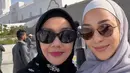 Nikita mengenakan abaya abu-abu yang senada dengan kerudung panjangnya. Tampak ia juga mengenakan inner hijab putih. Gayanya stunning dengan kacamata coklat.  [@yorafebrina]