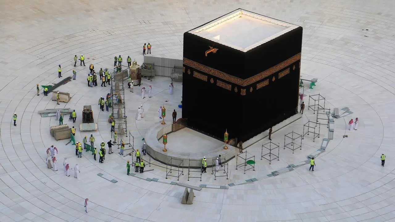 Potret Ka'bah disterilisasi