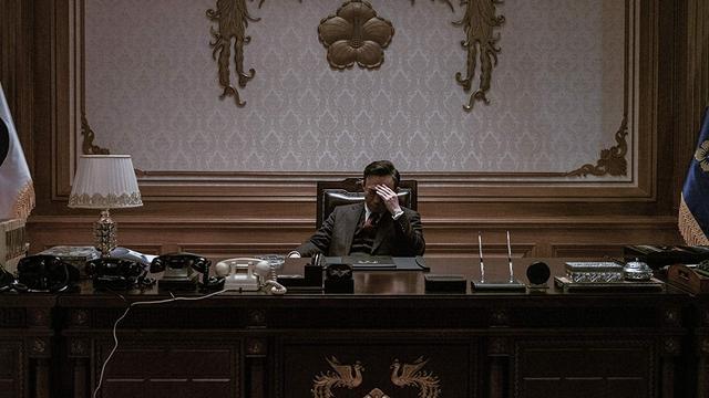 Lee Sung Min sebagai Presiden Park. (Foto: Dok. IMDb/ Showbox)