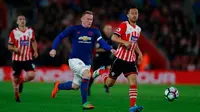 Striker Manchester United Wayne Rooney mendapat pengawalan bek Southampton Maya Yoshida pada laga Premier League di St Mary's, Southampton, Rabu (17/5/2017). (AFP/Adrian Dennis)