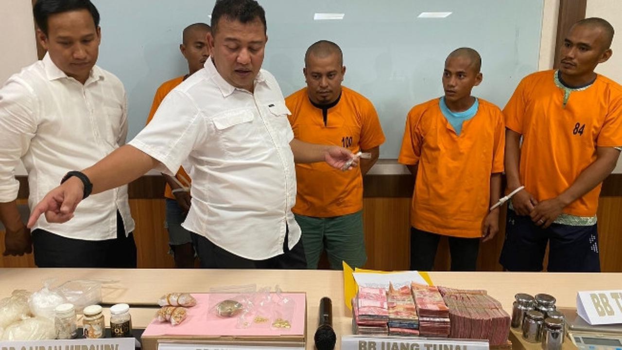 Polisi memperlihatkan barang bukti penambangan emas tanpa izin di Kabupaten Kuantan Singingi, Riau.