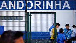 Pesepak bola muda CF Andorinha berkumpul jelang berlatih di Funchal, Madeira, Portugal, (30/4/2016). CF Andorinha adalah klub masa kecil bintang Portugal, Cristiano Ronaldo. (AFP/Patricia De Melo Moreira)