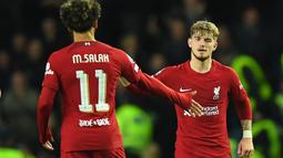 Selebrasi gelandang Liverpool, Harvey Elliott (kanan) bersama Mohamed Salah setelah mencetak gol ke gawang Glasgow Rangers pada laga matchday keempat Grup G Liga Champions 2022/2023 di Ibrox Stadium, Glasgow (12/10/2022). Harvey Elliott mencetak gol tersebut dalam usia 19 tahun, 6 bulan dan 8 hari. Ia total bermain dalam 8 laga di Liga Champions 2022/2023 bersama Liverpool dengan torehan 2 gol. (AFP/Andy Buchanan)