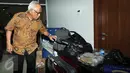 Plt Ketua KPK, Taufiqurahman Ruki saat mendatangi gedung baru Tipikor, Jakarta, Senin (16/11/2015) Kedatangan Ruki untuk mengetahui kesiapan serta kekurangan dari ruangan Para Jaksa KPK. (Liputan6.com/Helmi Afandi)