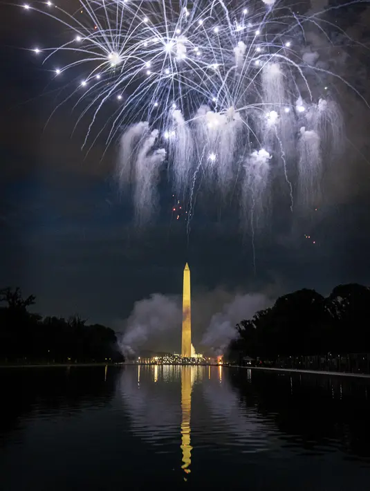 <p>Warga tampak menikmati pesta kembang api untuk menyemarakkan Hari Kemerdeaan Amerika Serikat. (Nathan Howard/Getty Images/AFP)</p>